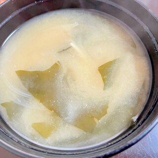 玉ねぎ・エノキ・わかめの味噌汁